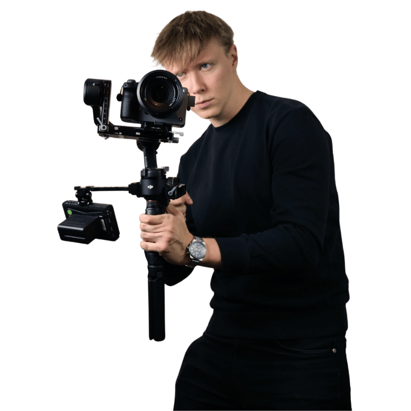 Dawid Kubiak z kamerą na gimbalu
